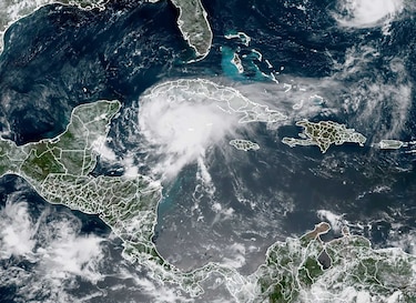 Grace su convierte en huracán en su camino hacia el Caribe mexicano