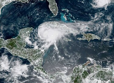 Grace su convierte en huracán en su camino hacia el Caribe mexicano
