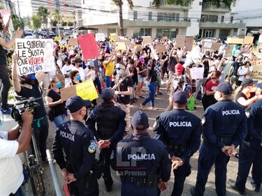 Manifestantes exigen justicia para los niños abusados y maltratados en albergues