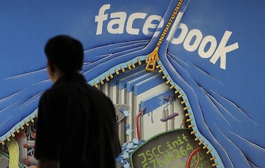 Google y Facebook recortan ingresos publicitarios de sitios de información falsos