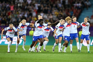 Eurocopa femenina: Inglaterra avanza en penales y verá a Italia en semis