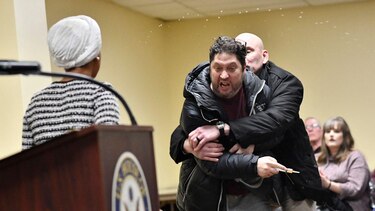 Atacan con una sustancia desconocida a Ilhan Omar, la congresista de Minesota amenazada de muerte tras ser criticada por Trump