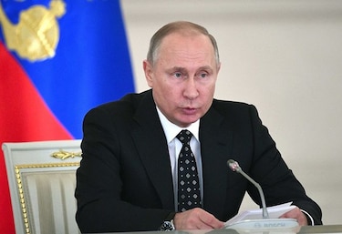 Vladimir Putin presenta solicitud como candidato presidencial