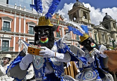 Entre música y coloridos trajes, bolivianos reivindican danza andina en disputa con Perú