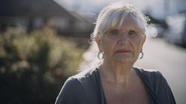 ‘Me dijeron que jamás lo volvería a ver’: las más de 250,000 solteras que fueron forzadas a dar sus hijos en adopción a mediados del siglo pasado en Reino Unido