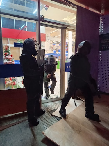 Encapuchados vandalizaron comercio en Calle 50