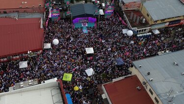 El balance de los cierres de campaña: discursos, música, hoteles y plazas públicas