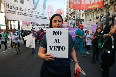 Trabajadores de universidades y de la salud salen a las calles contra vetos de Javier Milei
