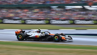 Norris gana en Inglaterra y recorta a Piastri, sancionado, en una carrera loca