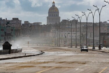 Cuba lucha para restablecer energía en los hogares