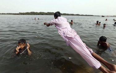 Aumentan a 224 los muertos por la ola de calor en Pakistán