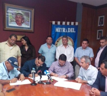 Operadores del transporte levantan paro; firman acuerdo con Mi Bus