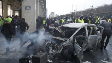 Violentos enfrentamientos en París en nueva protesta contra Emmanuel Macron