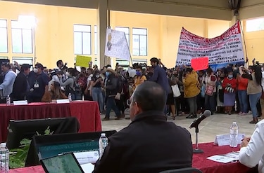 Presidente de México suspende acto público tras irrupción de manifestantes