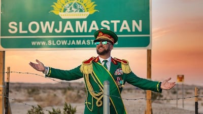 La República de Slowjamastan, la micronación fundada en California por un excéntrico “sultán” que ya tiene 25,000 ciudadanos