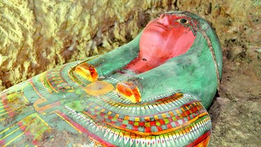 Descubren una momia intacta cerca de Luxor