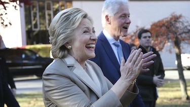 Hillary Clinton emite su voto en las presidenciales de Estados Unidos