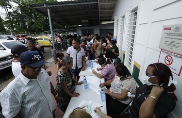 Panameños recorren centros de salud para vacunarse