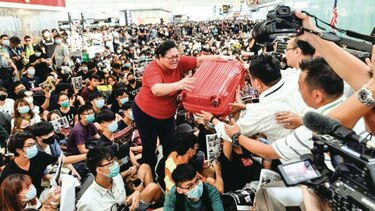 China mueve tropas a la frontera con Hong Kong, afirma Donald Trump