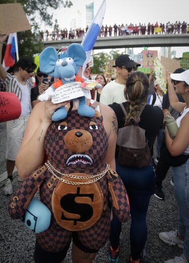 ‘Abajo el contrato minero’ piden los ciudadanos en una protesta en la cinta costera