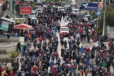 Guatemaltecos bloquean carretera para pedir la renuncia del presidente Giammattei