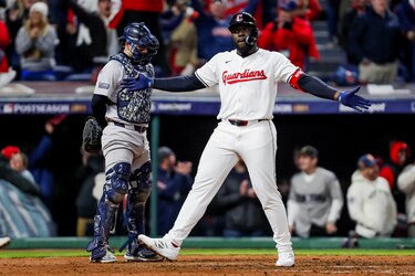 Yankees sucumben en episodios extras a pesar de bombazos de Judge y Stanton
