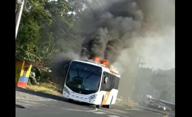 Video: Se incendia Metro Bus en Chilibre