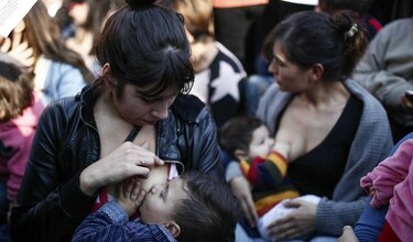 Protesta masiva en apoyo a mujer expulsada de una plaza por amamantar a su hijo