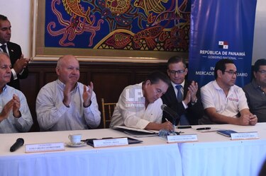 Gobierno se compromete a comprar 500 mil jamones nacionales para la Naviferias de 2020