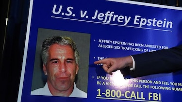 Cambian a director de prisión y suspenden a dos guardias por muerte de multimillonario Jeffrey Epstein