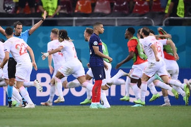 ‘Mantén la cabeza en alto’, pide Pelé a Mbappé tras la eliminación de Francia