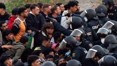 Las imágenes de la tensión durante el intento de desalojo de miles de migrantes de las playas de Ceuta