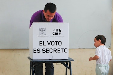 Con un tercio del escrutinio, Noboa mantiene sólida ventaja en presidenciales de Ecuador