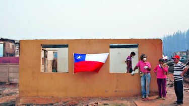 Evacuados por incendios en Chile temen por sus casas