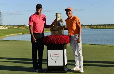 Rickie Fowler remonta para ganar y Tiger Woods tiene gran resultado