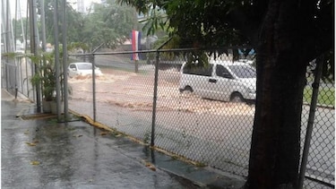Fuertes lluvias causan inundaciones en varias vías de la capital