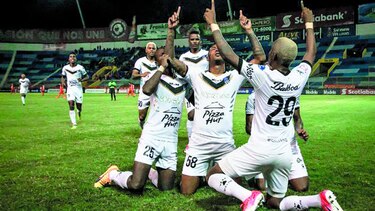 Árabe Unido desplumó al Águila