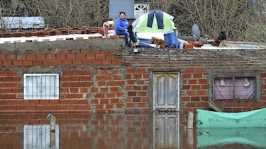 Tres muertos y 20 mil evacuados por inundaciones; Gobierno duplica ayuda