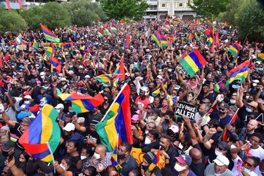 Marchan en Isla Mauricio contra el gobierno por la marea negra