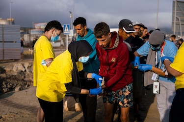 Las imágenes de la tensión durante el intento de desalojo de miles de migrantes de las playas de Ceuta