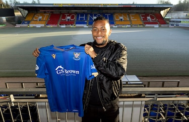 Víctor Griffith mostró su emoción al firmar con el St. Johnstone