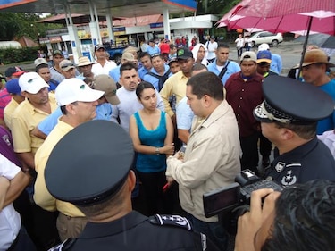Trabajadores de Campos de Pesé reabren vía; comitiva se reúne con el Presidente