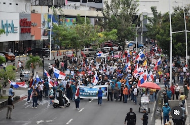 Docentes en paro piden apoyo económico tras retención de salarios por parte de la Contraloría