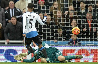 Newcastle sorprende al Liverpool