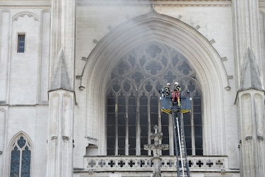 Un incendio provoca daños en la catedral gótica de Nantes en Francia