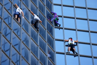 Escala un rascacielos en Francia para protestar contra el pasaporte sanitario