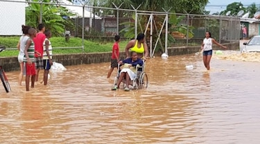Las fuertes lluvias con descargas eléctricas, causaron varias inundaciones en algunas zonas 
