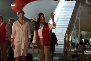 La reina Letizia llega a Cartagena de Indias y es recibida por la primera dama colombiana