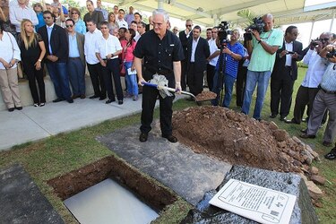 Entierran cápsula del tiempo del Canal de Panamá que se abrirá en 2039
