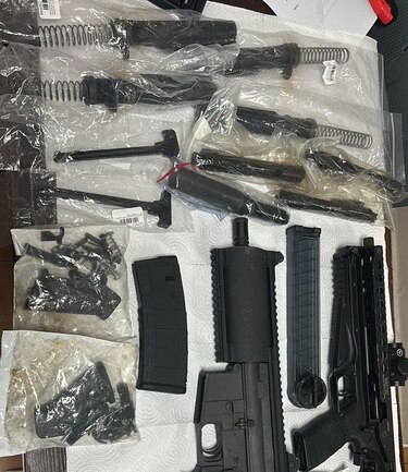 Detectan piezas de armas en paquetes courier